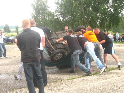 ten co pcha po lewej mało co by noge stracił :(