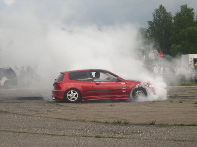 ta honda o własnych siłach nie wyjedzie. zgubiła płyn chłodniczy i podobny dym poszedł z silnika :(