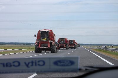 mały peleton na autostradzie